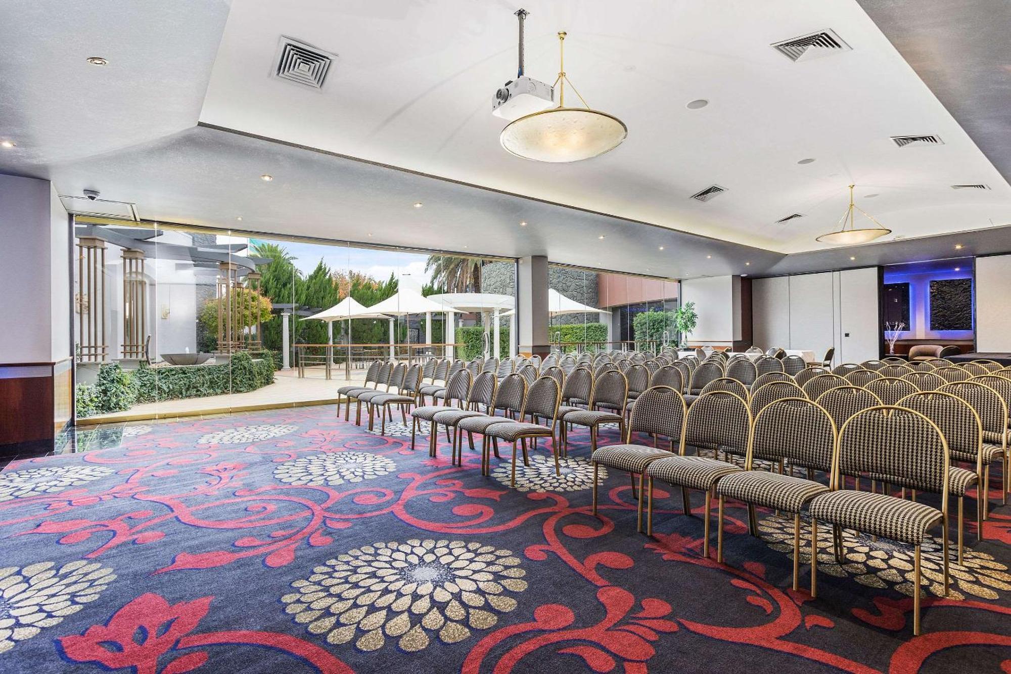 Quality Hotel Taylors Lakes Экстерьер фото