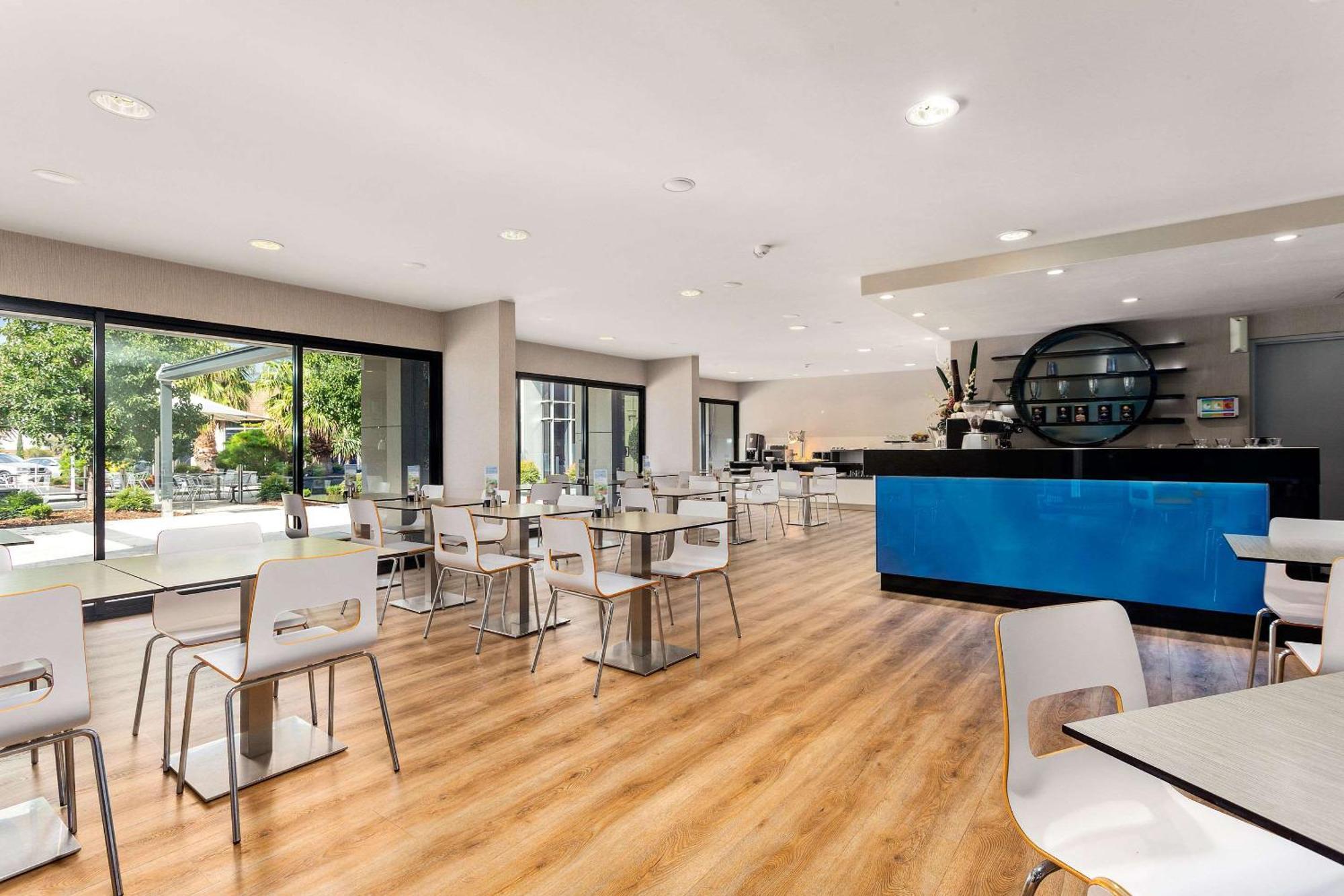 Quality Hotel Taylors Lakes Экстерьер фото
