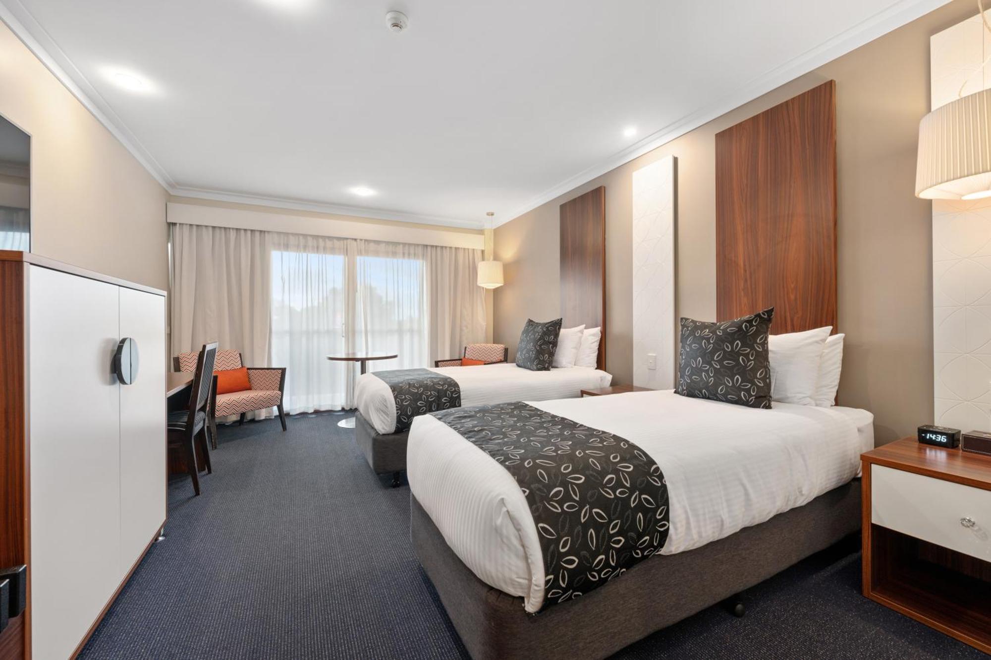 Quality Hotel Taylors Lakes Экстерьер фото